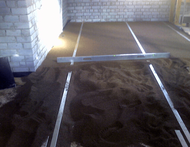 Укладка цементно-песчаной стяжки